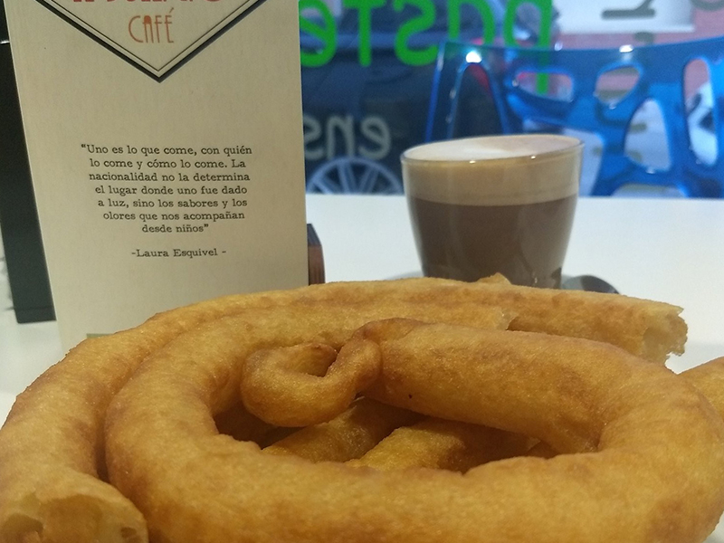 Café y rosca de churros