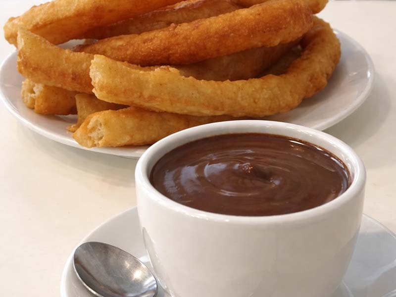 Café y rosca de churros